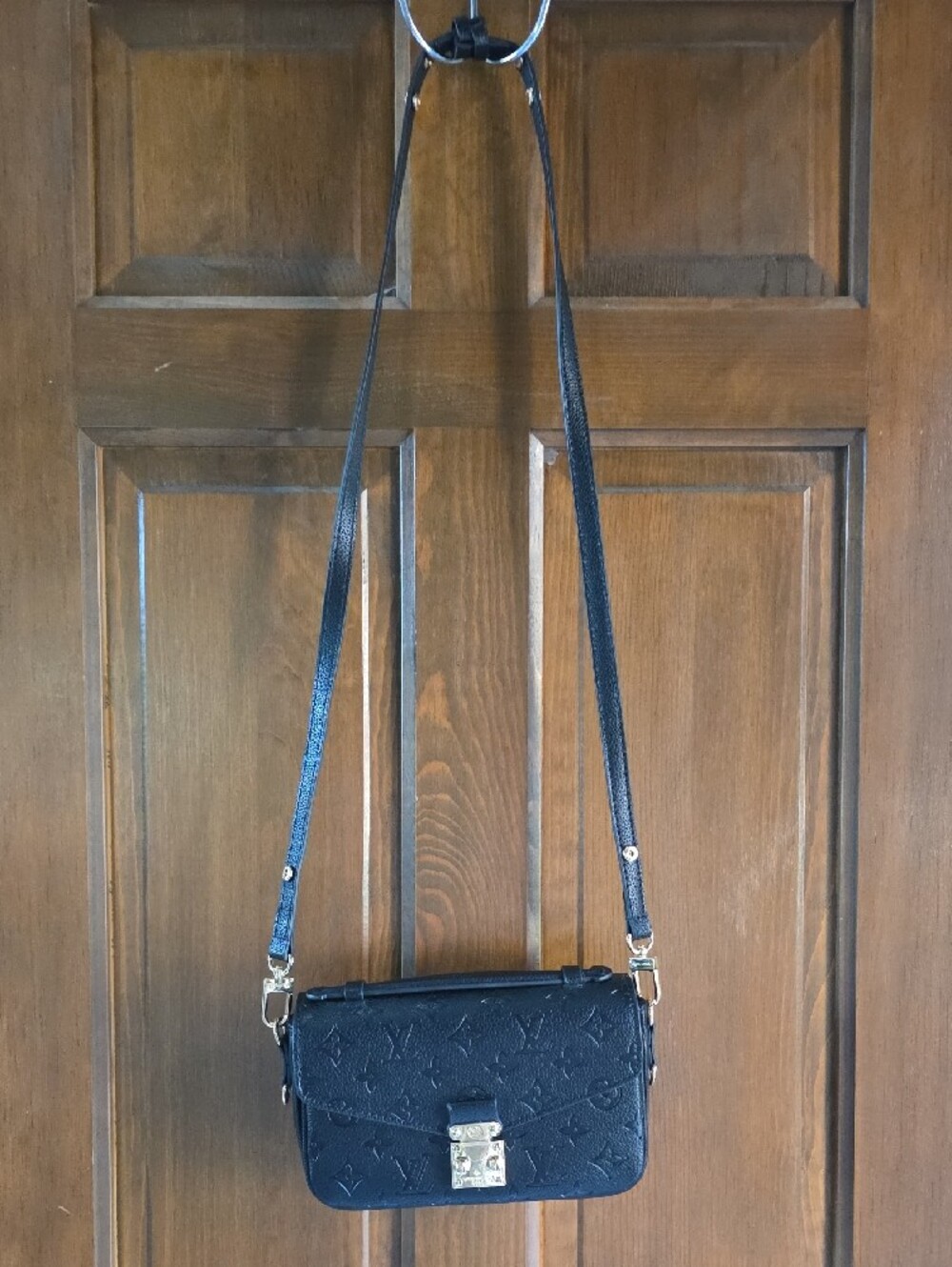 Black Embossed Leather Crossbody Bag with Gold Lock And Adjustable Strap Lk New - Picture 13 of 13